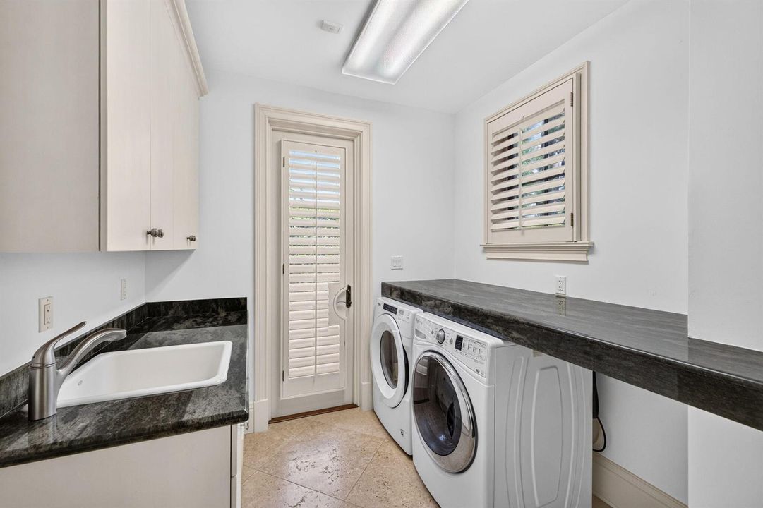 054_Main_Floor_Laundry_Room