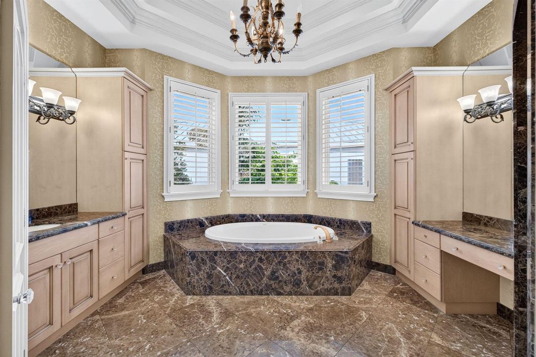 077_Primary_Bathroom_Soaking_Tub