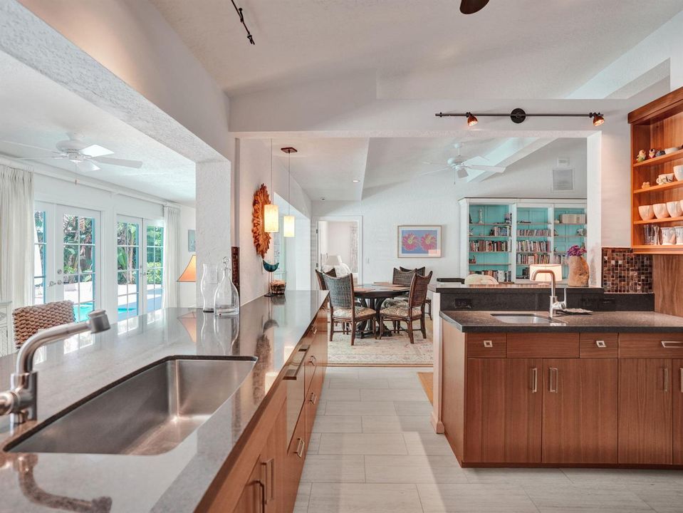 Kitchen/wet bar