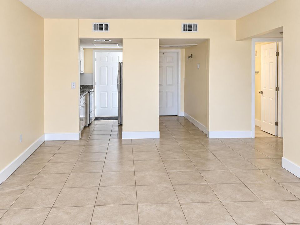 1500_Cresent_Cir_B-210_Living_Entry_View