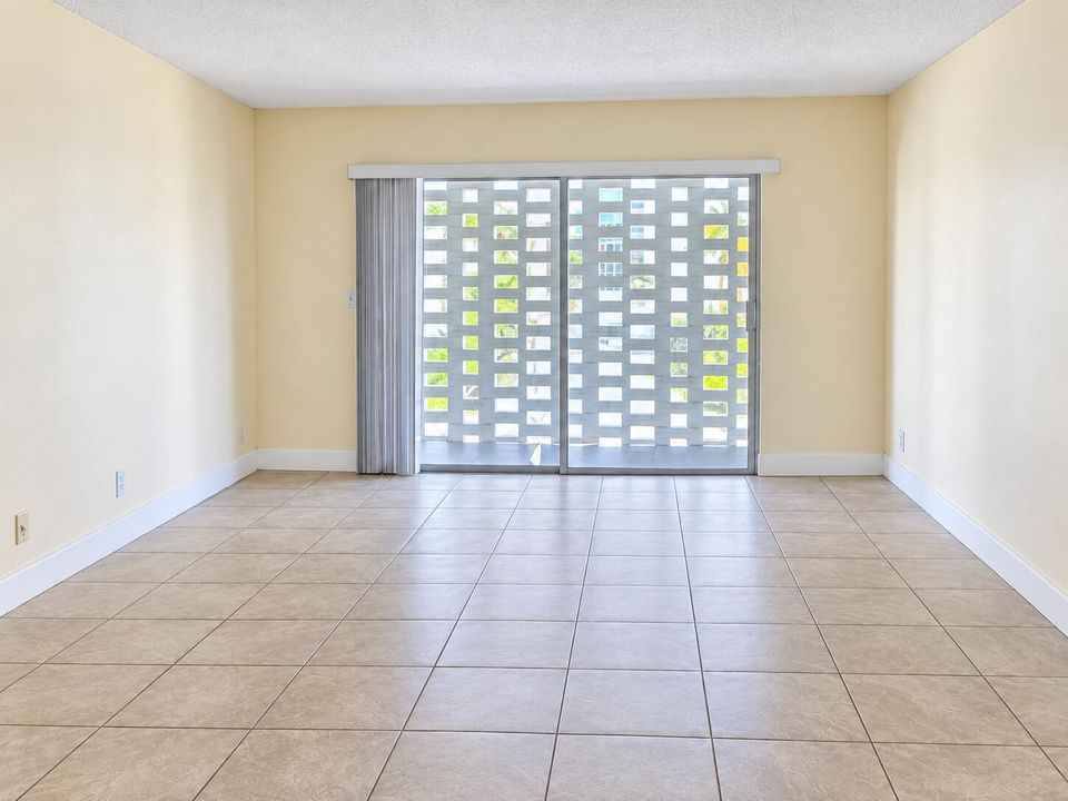 1500_Cresent_Cir_B-210_Living_Slider_Vie