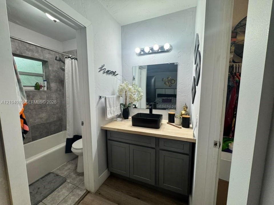 For Rent: $1,800 (1 beds, 1 baths, 572 Square Feet)