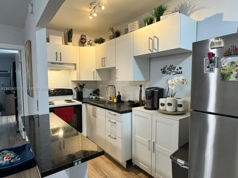 For Rent: $1,800 (1 beds, 1 baths, 572 Square Feet)