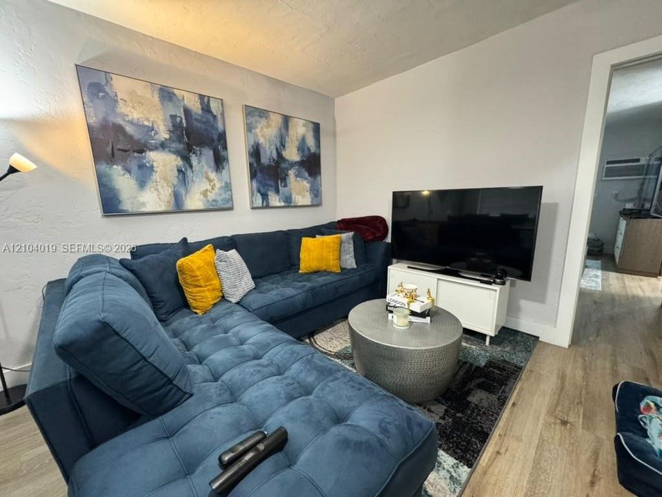 For Rent: $1,800 (1 beds, 1 baths, 572 Square Feet)