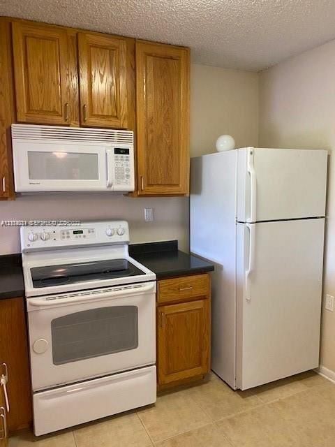 For Rent: $2,300 (3 beds, 2 baths, 923 Square Feet)