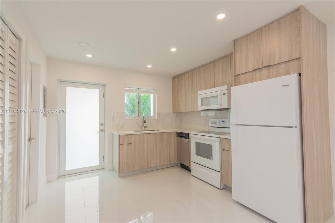 For Rent: $2,000 (1 beds, 1 baths, 658 Square Feet)