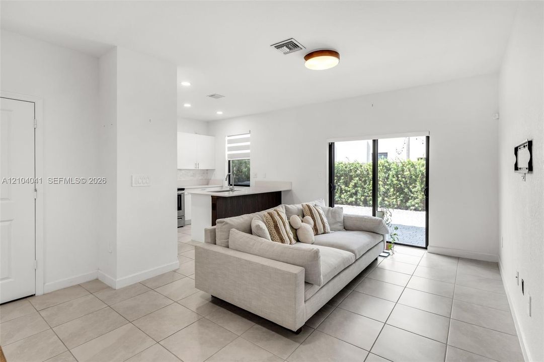 En Venta: $460,000 (3 camas, 2 baños, 1331 Pies cuadrados)
