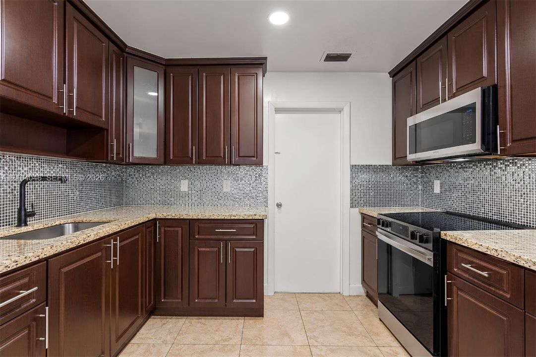 For Sale: $699,900 (4 beds, 3 baths, 1983 Square Feet)