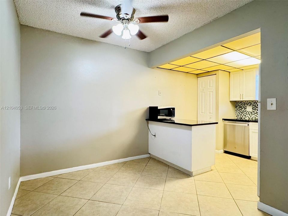 For Rent: $2,000 (2 beds, 2 baths, 963 Square Feet)
