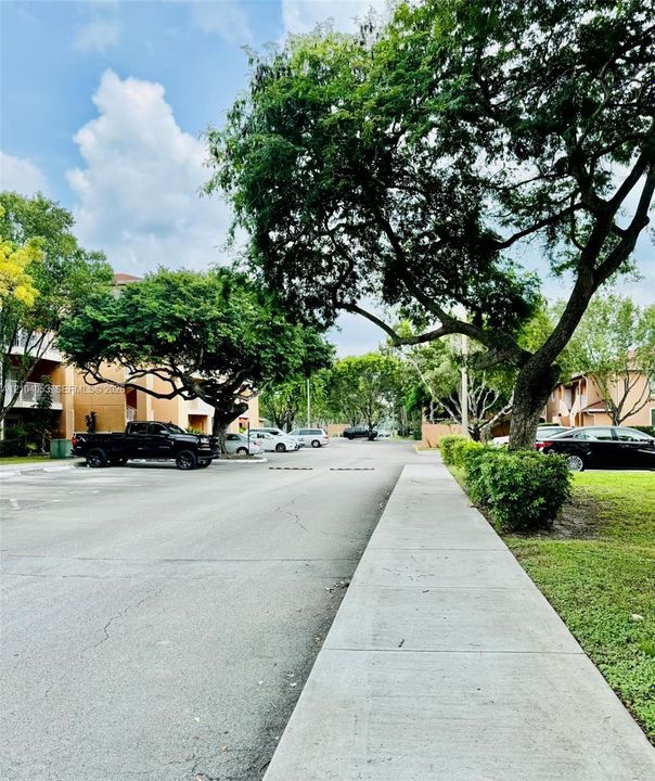 For Rent: $2,000 (2 beds, 2 baths, 963 Square Feet)