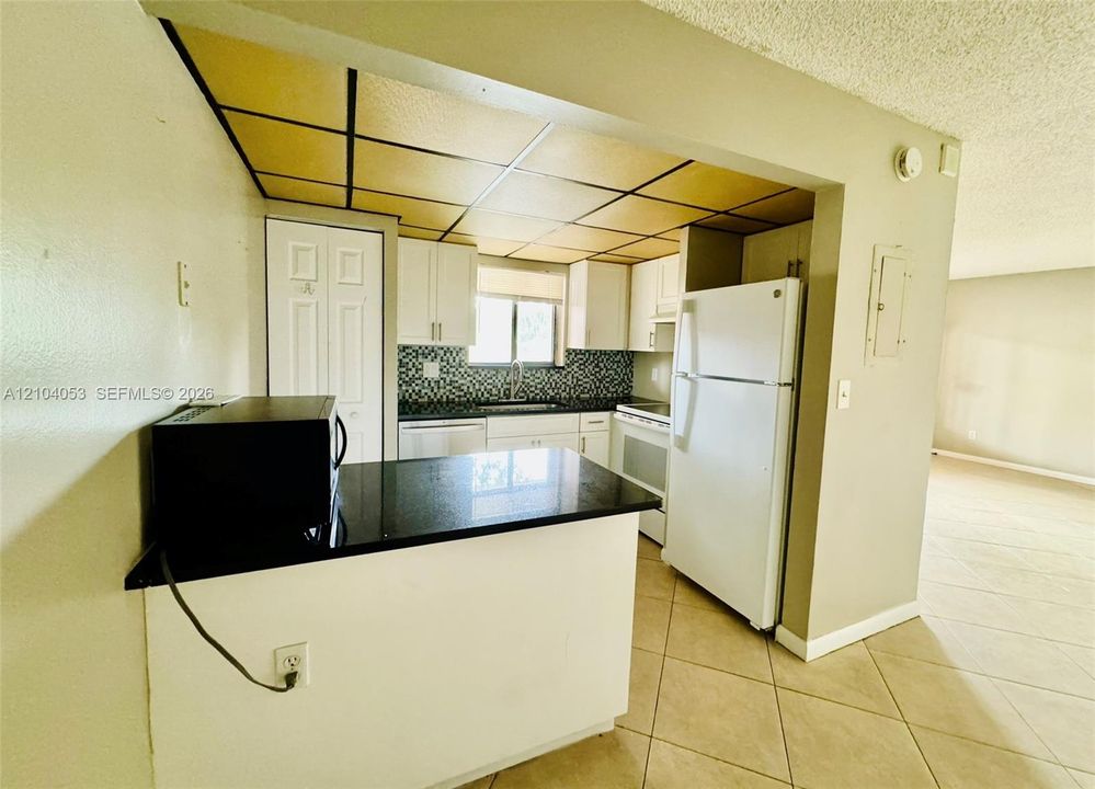 For Rent: $2,000 (2 beds, 2 baths, 963 Square Feet)