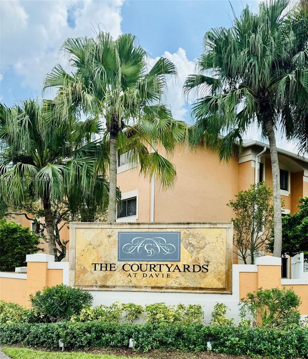 For Rent: $2,000 (2 beds, 2 baths, 963 Square Feet)