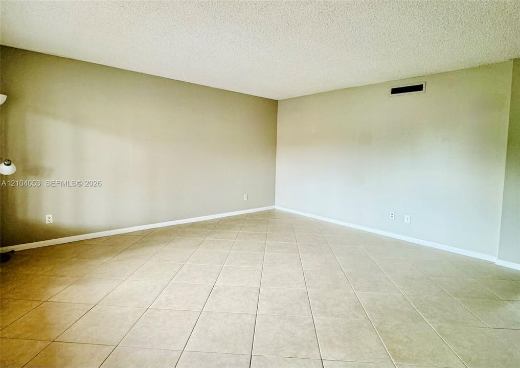 For Rent: $2,000 (2 beds, 2 baths, 963 Square Feet)