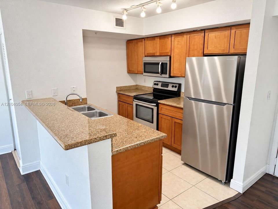 For Sale: $230,000 (1 beds, 1 baths, 553 Square Feet)