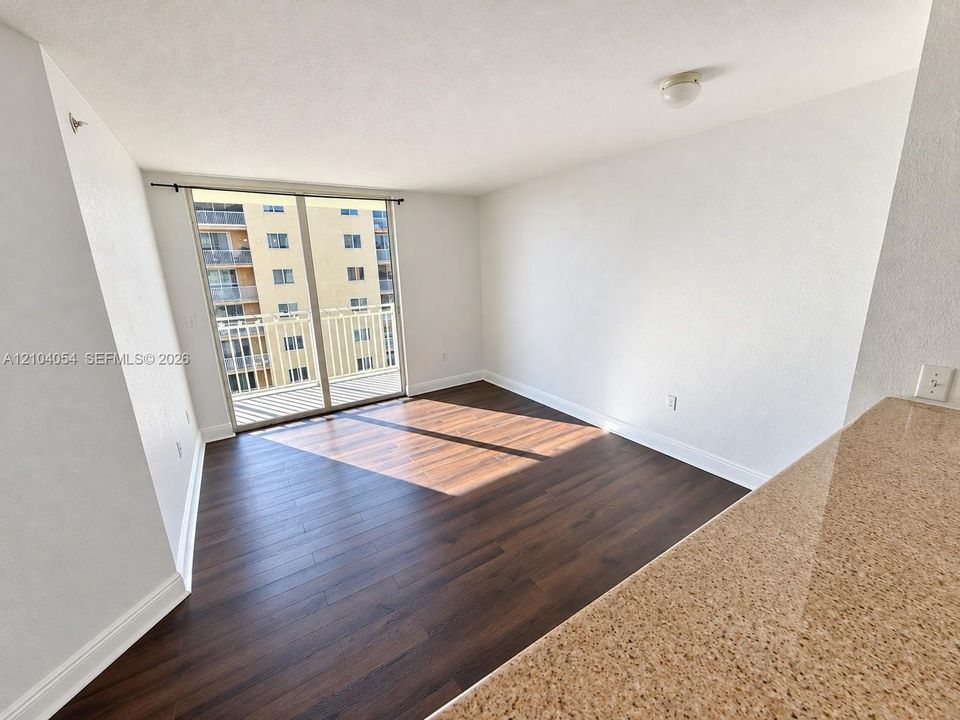 For Sale: $230,000 (1 beds, 1 baths, 553 Square Feet)