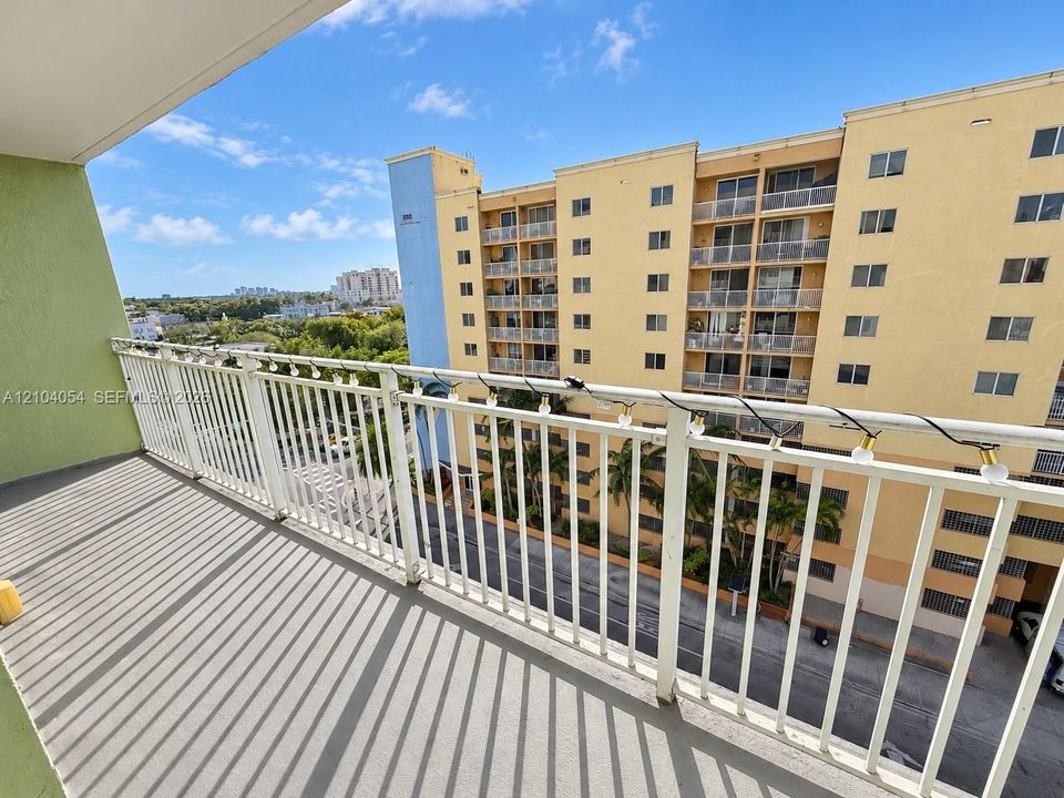For Sale: $230,000 (1 beds, 1 baths, 553 Square Feet)