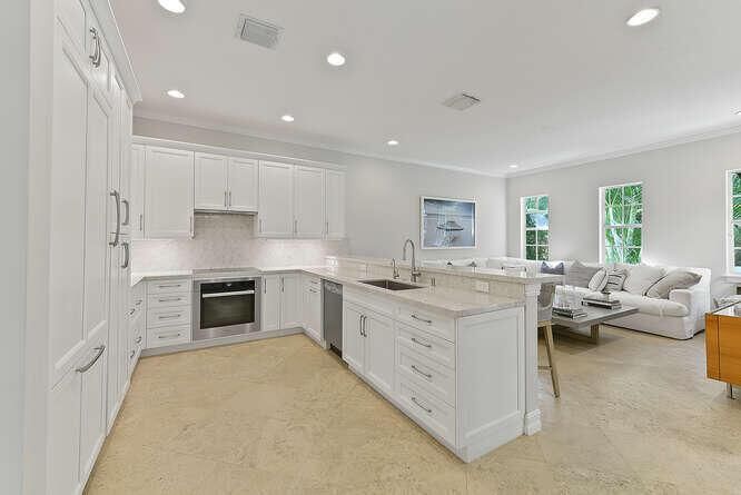 1014 Bay St Jason Morrs 14-016-045-666x4