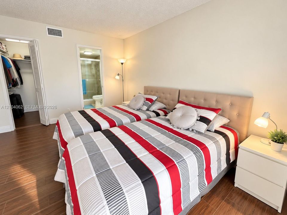В аренду: $2,450 (2 спален, 1 ванн, 916 Квадратных фут)