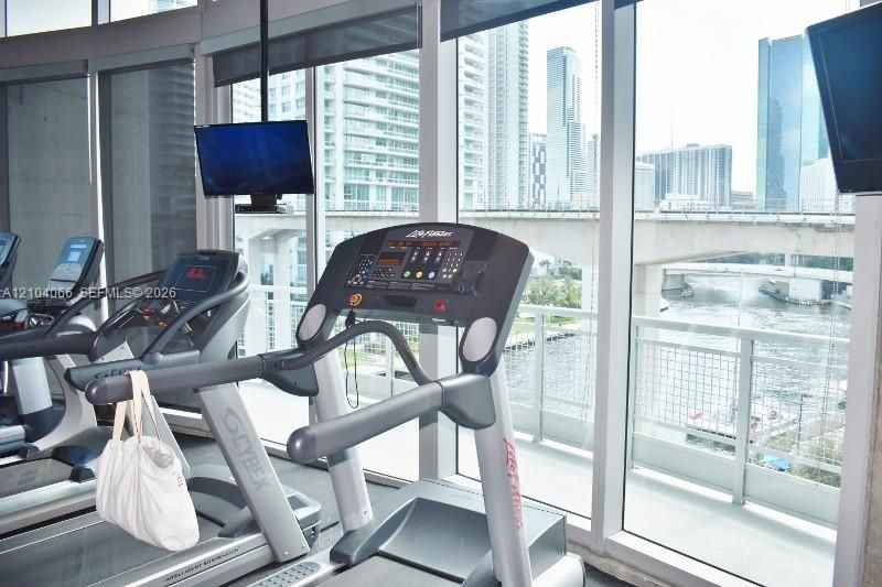 出租: $2,400 (1 贝兹, 1 浴室, 638 平方英尺)