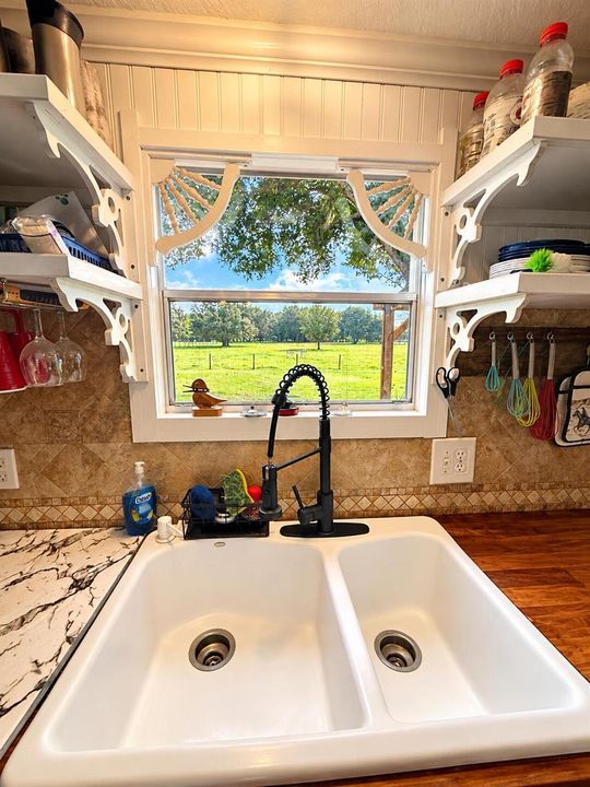 Bright Farmhouse Sink with Countryside V
