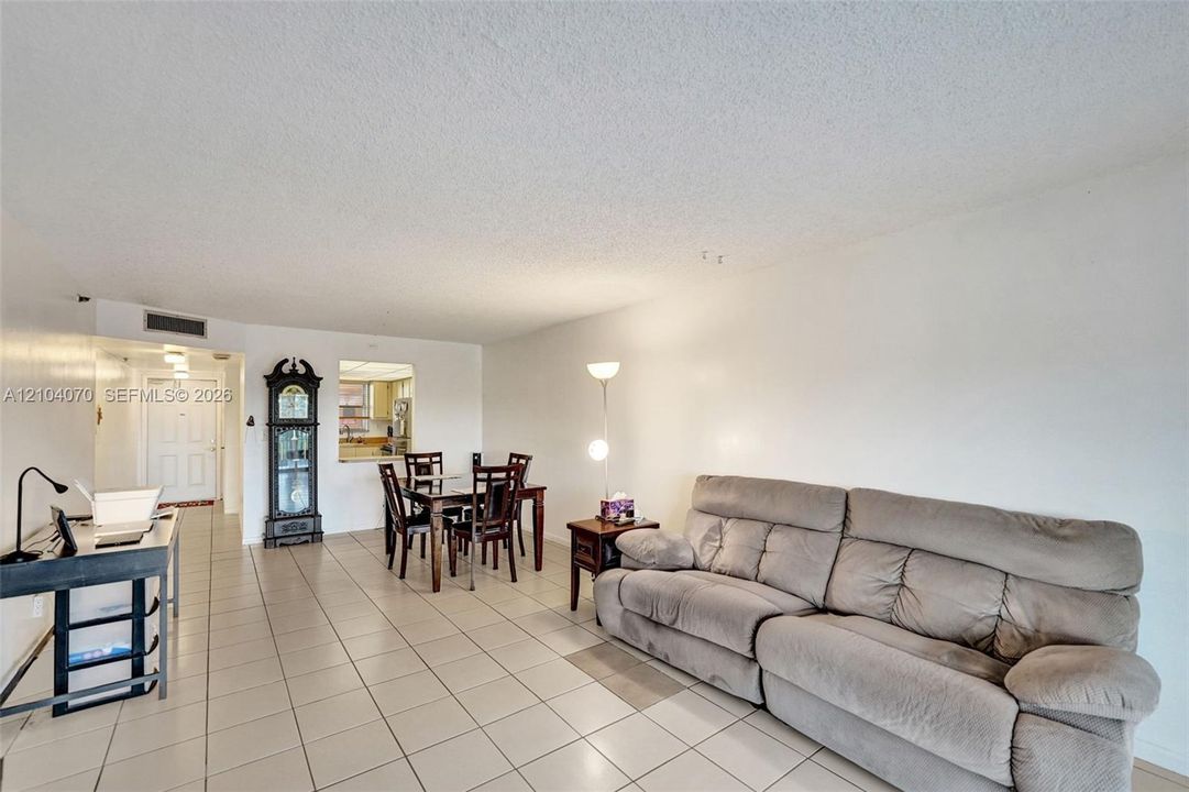 For Sale: $210,000 (2 beds, 2 baths, 1070 Square Feet)