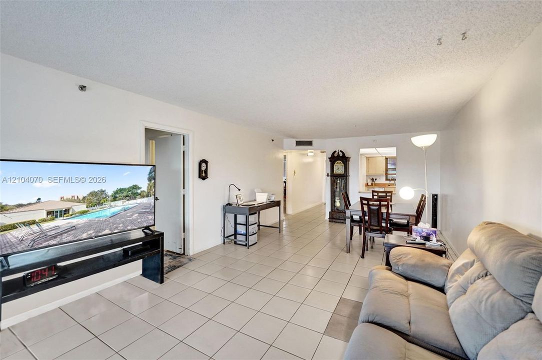 For Sale: $210,000 (2 beds, 2 baths, 1070 Square Feet)