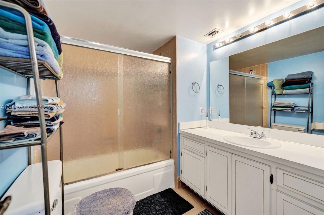 For Sale: $210,000 (2 beds, 2 baths, 1070 Square Feet)