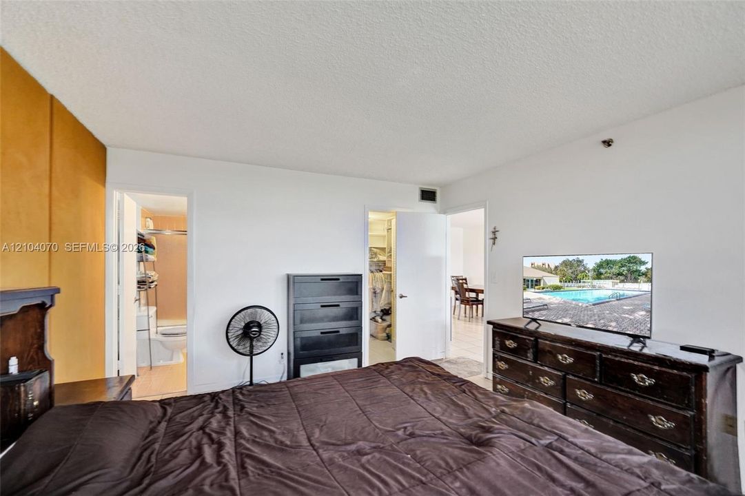 For Sale: $210,000 (2 beds, 2 baths, 1070 Square Feet)
