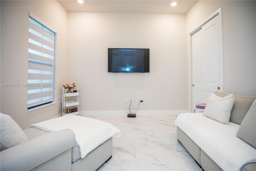 For Sale: $669,000 (3 beds, 2 baths, 1724 Square Feet)