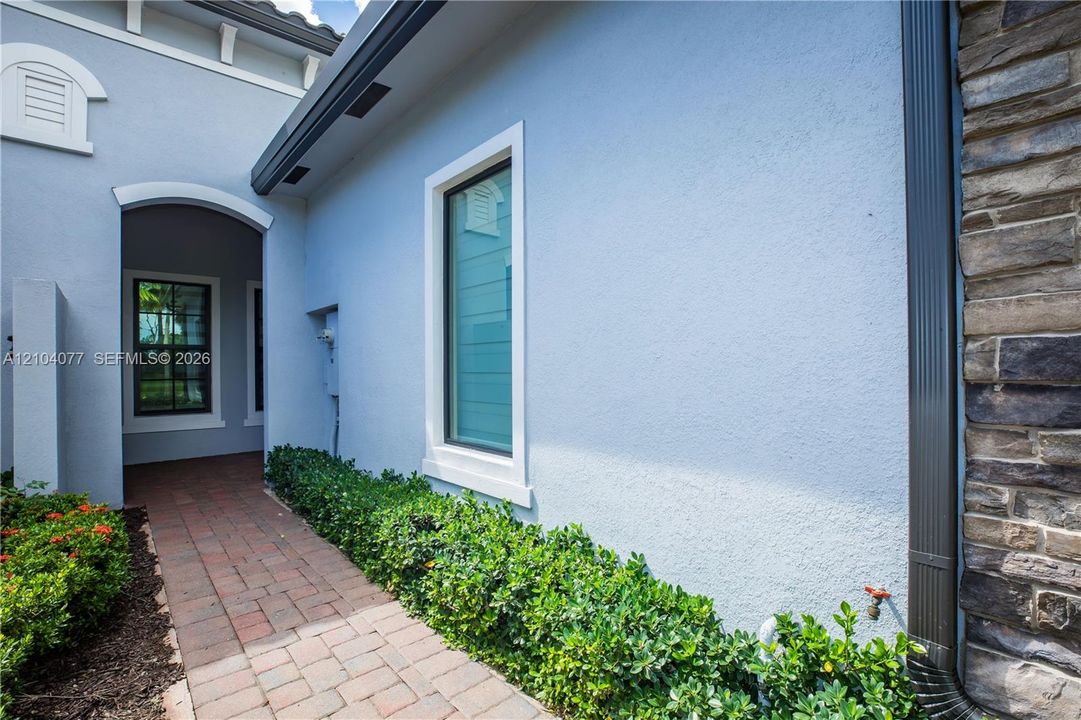 For Sale: $669,000 (3 beds, 2 baths, 1724 Square Feet)