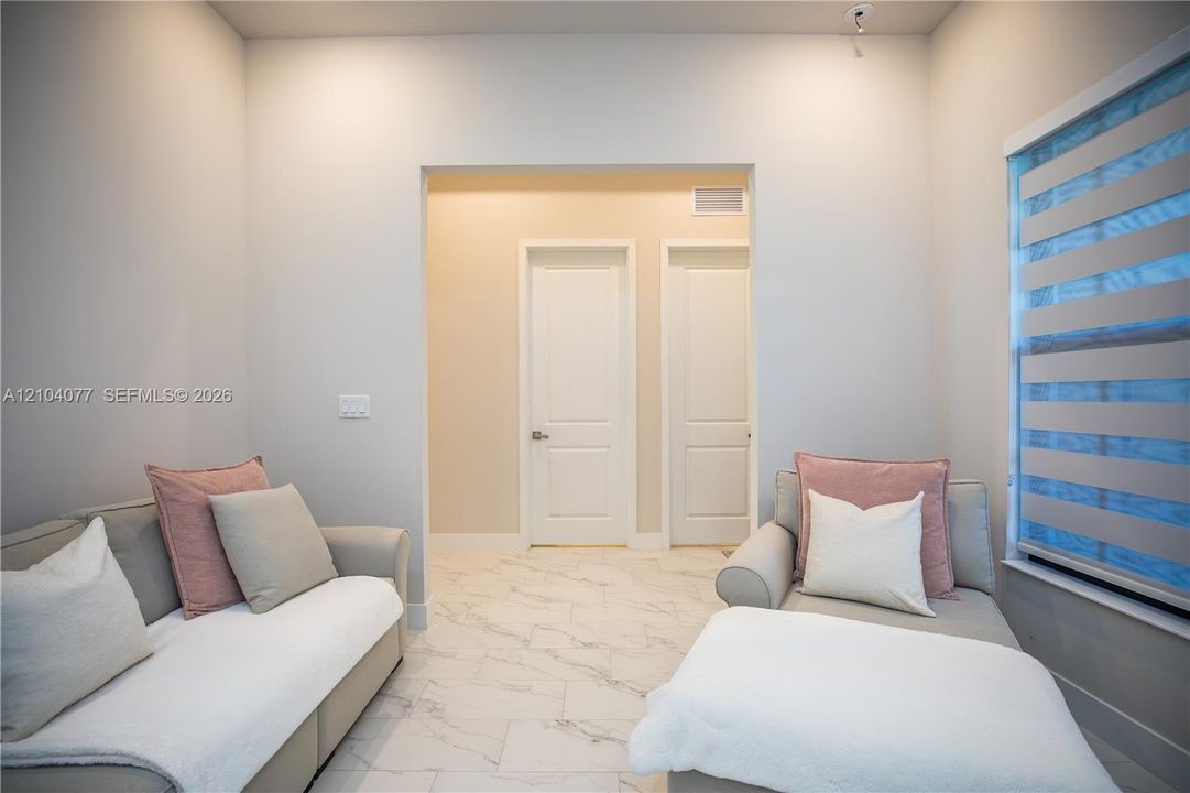 For Sale: $669,000 (3 beds, 2 baths, 1724 Square Feet)