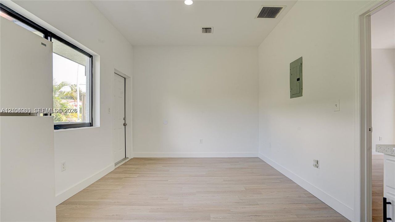 For Rent: $1,850 (1 beds, 1 baths, 2690 Square Feet)