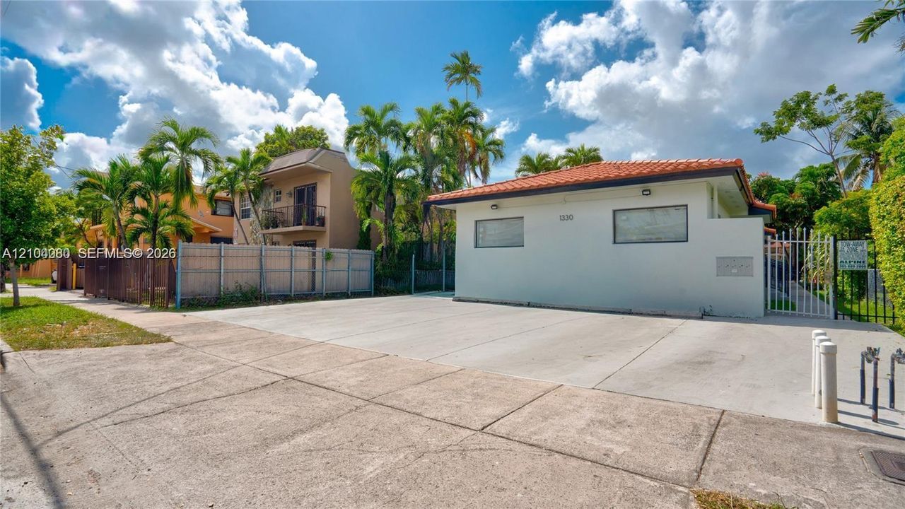 For Rent: $1,850 (1 beds, 1 baths, 2690 Square Feet)