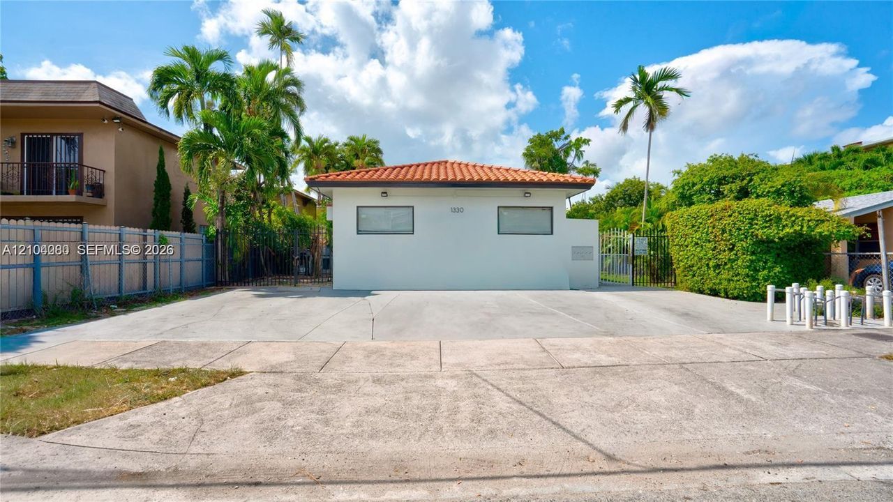 For Rent: $1,850 (1 beds, 1 baths, 2690 Square Feet)