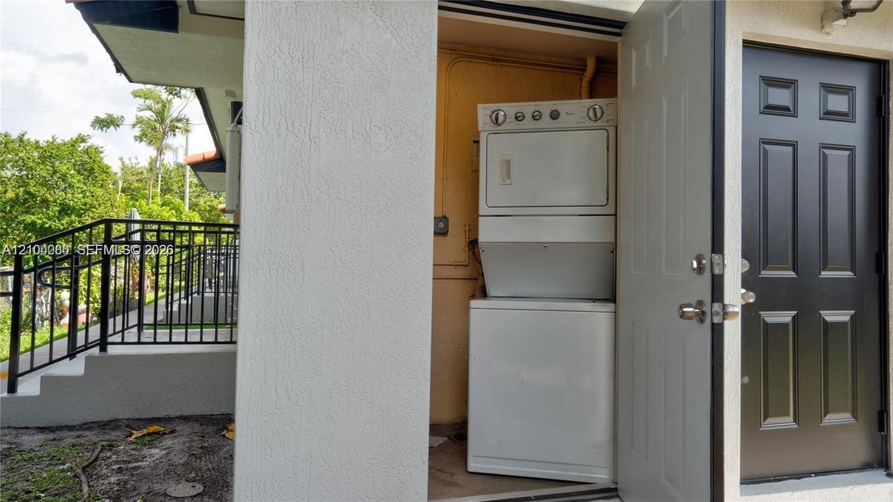 For Rent: $1,850 (1 beds, 1 baths, 2690 Square Feet)