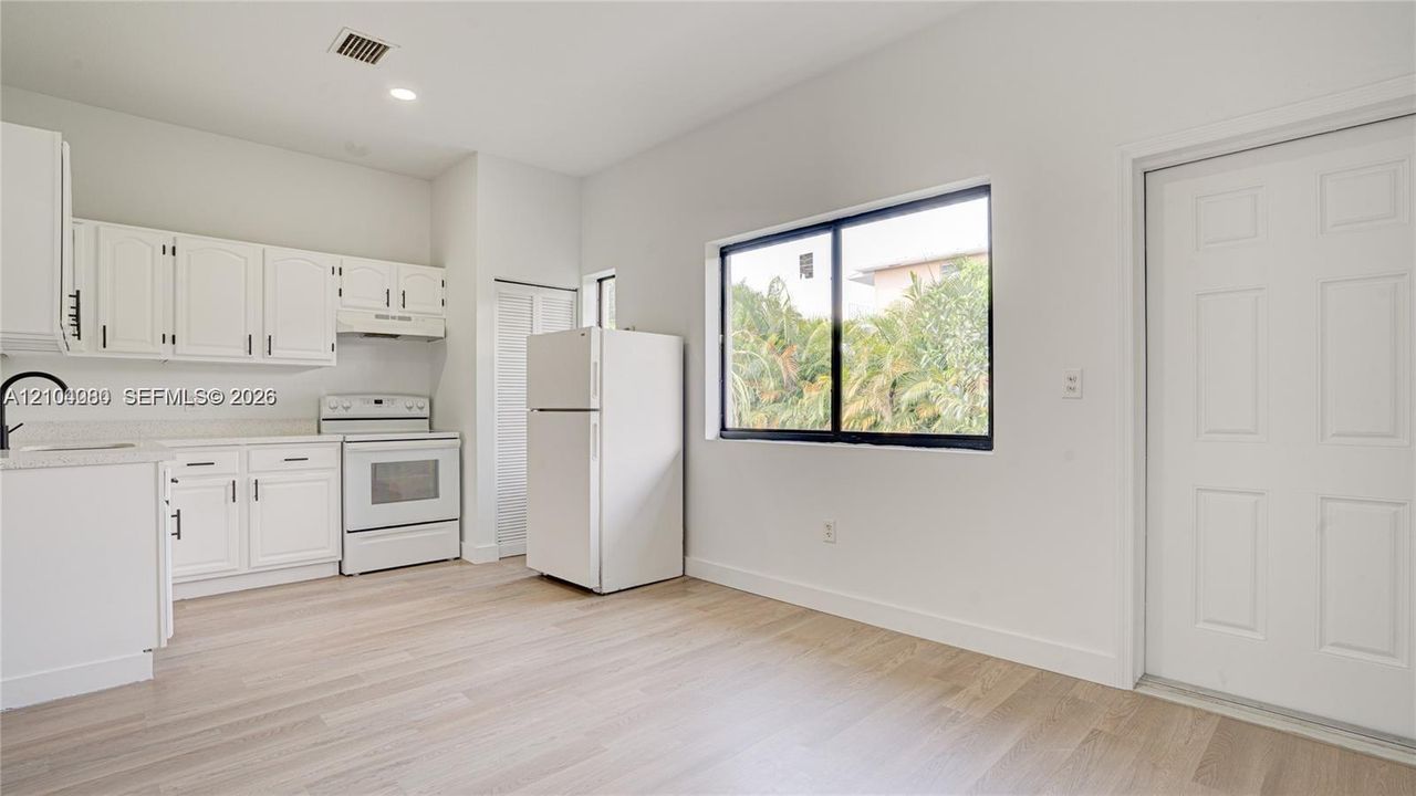 For Rent: $1,850 (1 beds, 1 baths, 2690 Square Feet)