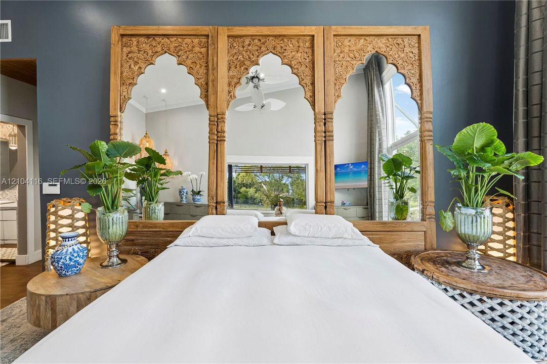 Zen bedroom facing the Canal