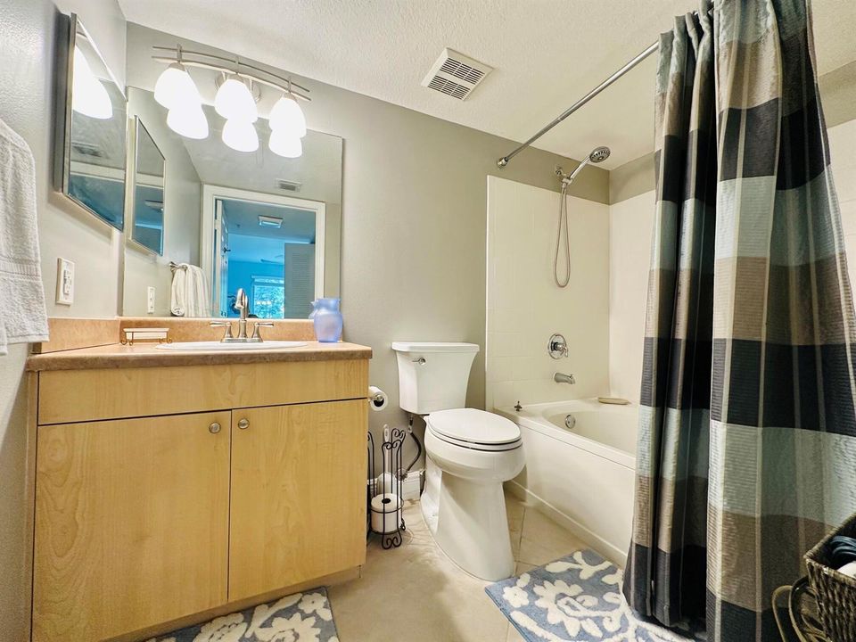 Master bath with Roman Tub