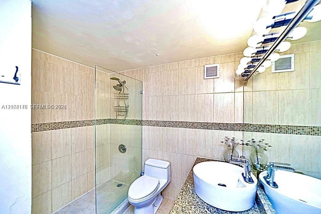 В аренду: $3,200 (1 спален, 1 ванн, 837 Квадратных фут)