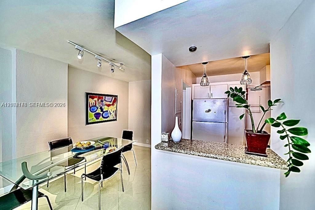 В аренду: $3,200 (1 спален, 1 ванн, 837 Квадратных фут)