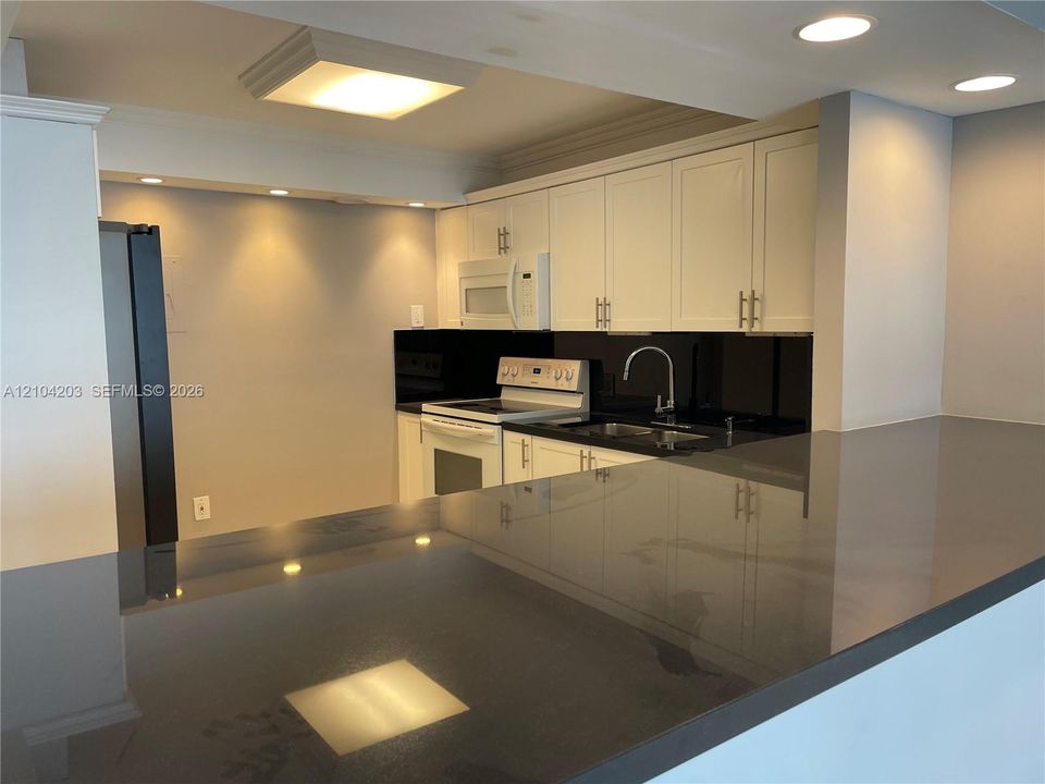 В аренду: $3,450 (1 спален, 2 ванн, 824 Квадратных фут)