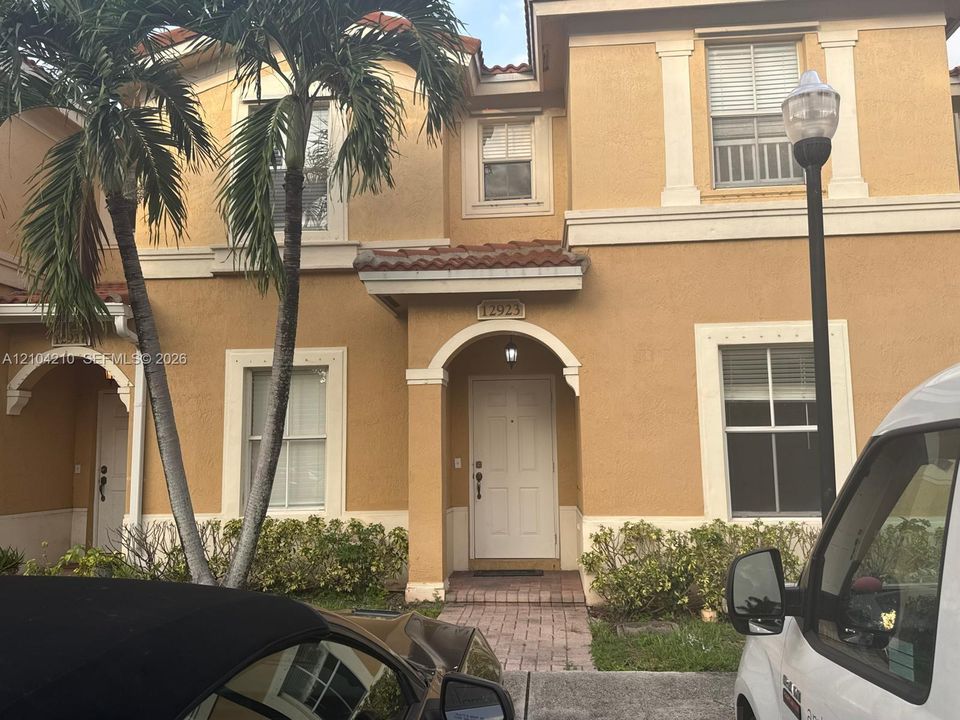 En Venta: $410,000 (3 camas, 3 baños, 1270 Pies cuadrados)
