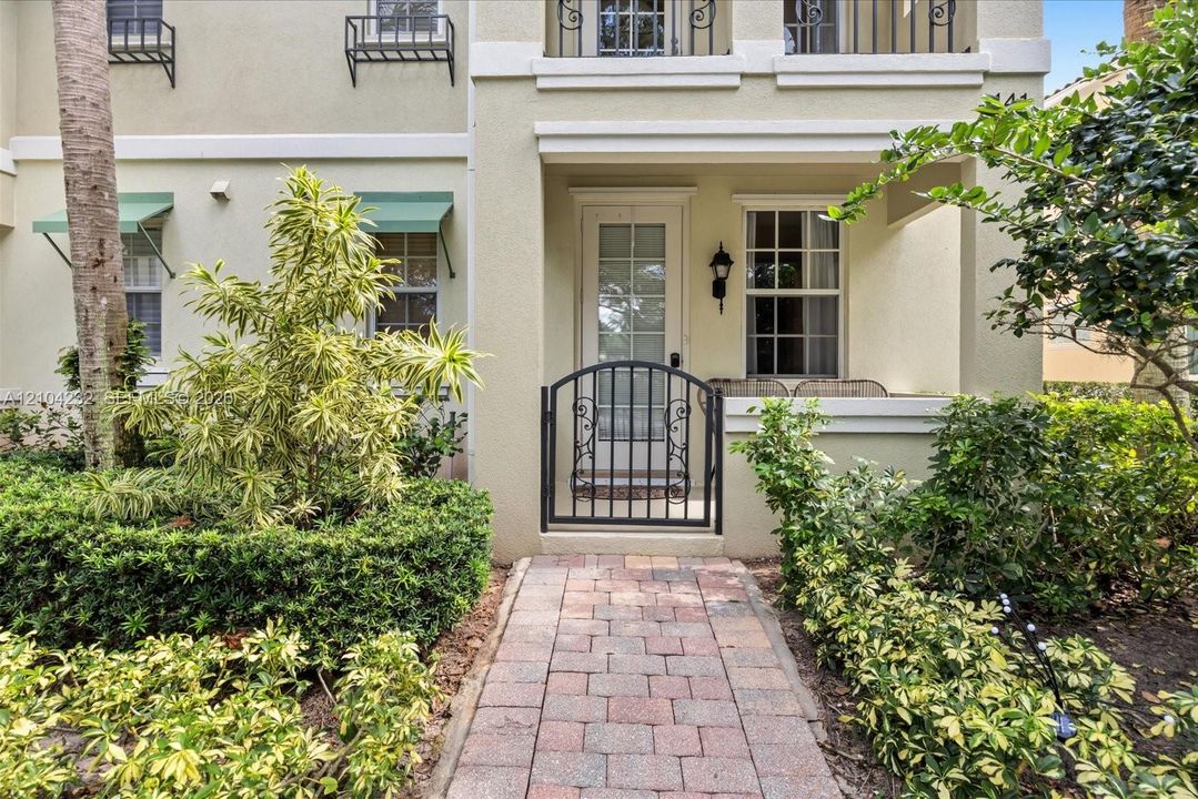 En Venta: $754,900 (4 camas, 3 baños, 1830 Pies cuadrados)