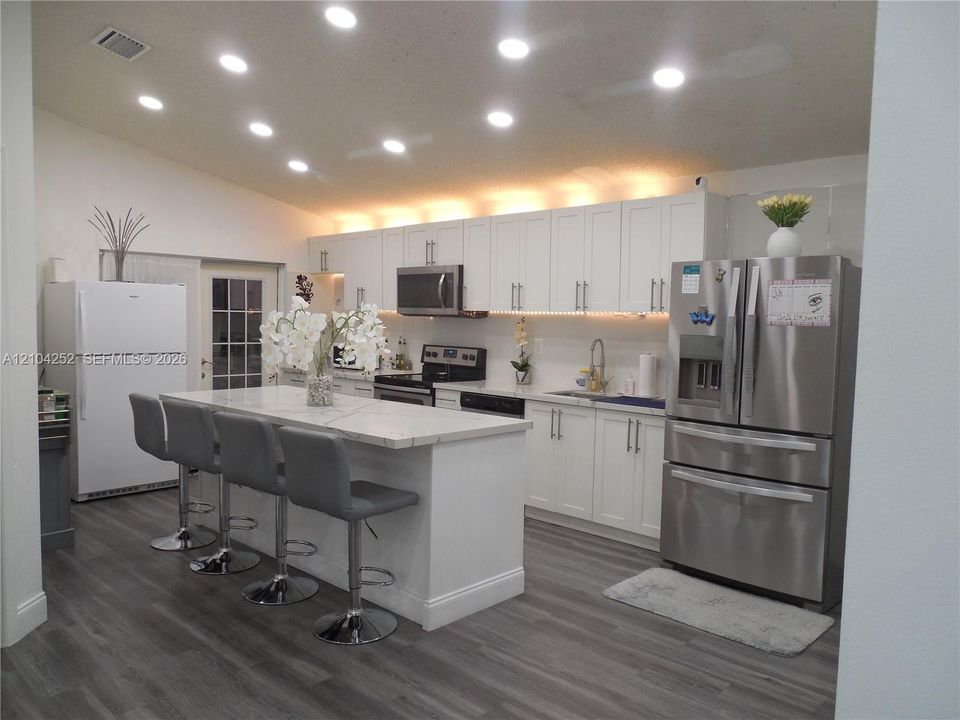 For Sale: $550,000 (3 beds, 2 baths, 1236 Square Feet)
