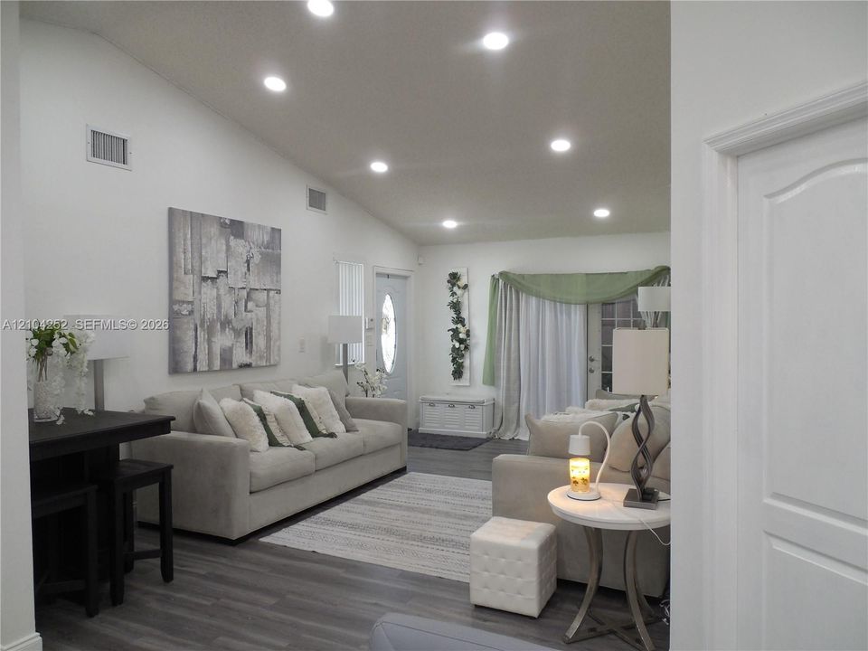 For Sale: $550,000 (3 beds, 2 baths, 1236 Square Feet)