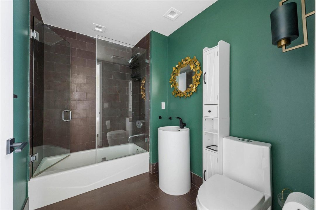 2nd Bathroom (ensuite)