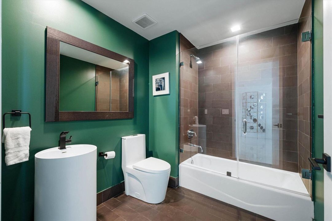 4th Bathroom (2nd floor)