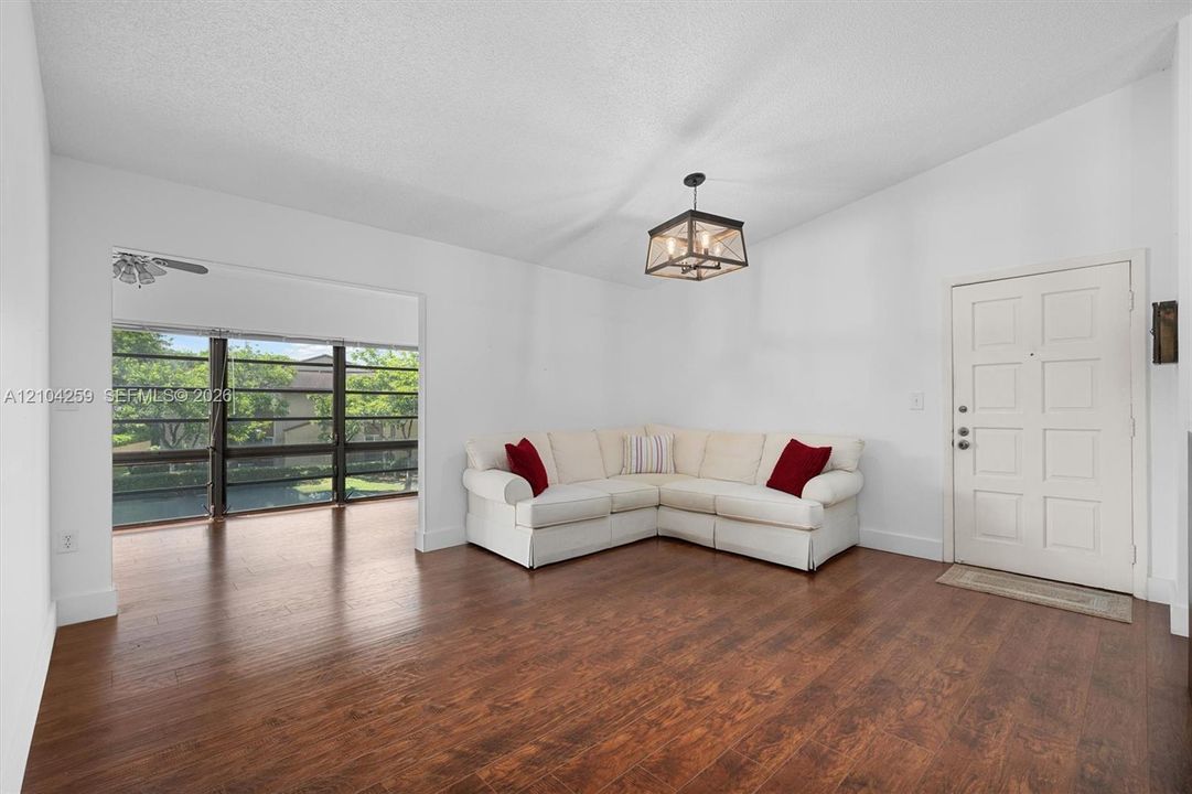 For Sale: $325,000 (2 beds, 1 baths, 1006 Square Feet)