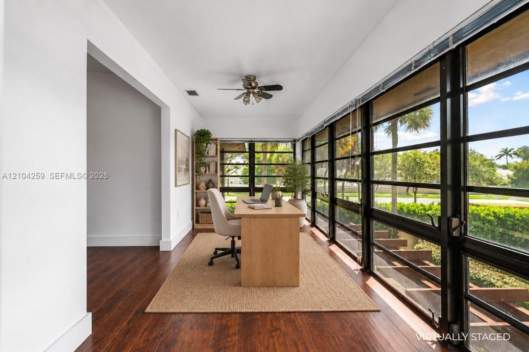 For Sale: $325,000 (2 beds, 1 baths, 1006 Square Feet)