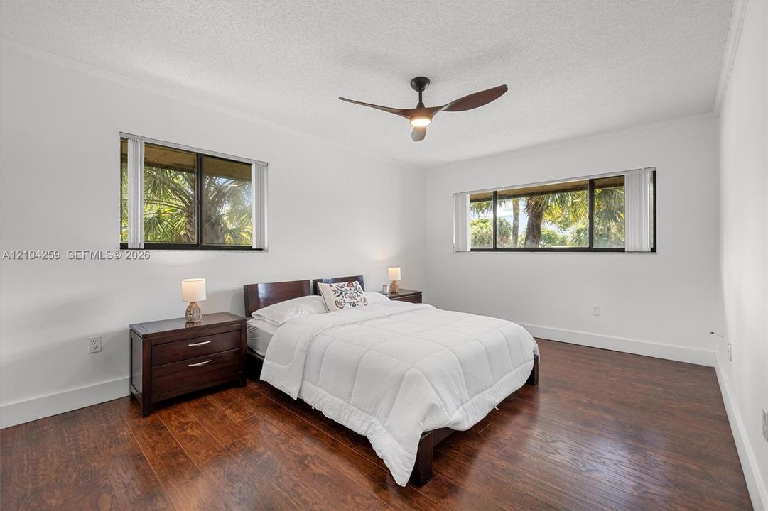 For Sale: $325,000 (2 beds, 1 baths, 1006 Square Feet)